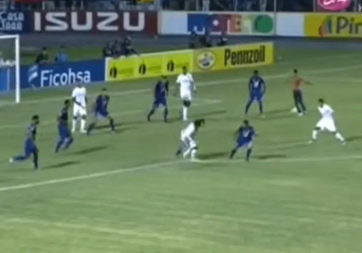 Chtěl to vzít do vlastních rukou!? Bláznivý fanoušek vběhl na hřiště a skóroval!