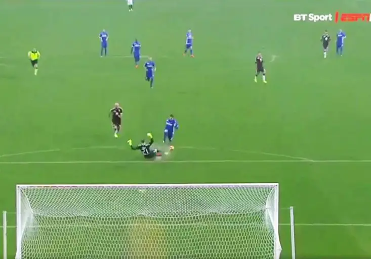 To by se na Etihad Stadium nestalo! Smolař Joe Hart dostal gól jak z pralesní ligy