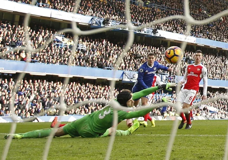 Hazard si pochutnal na obraně Arsenalu: Z Coquelina udělal fackovacího panáka!