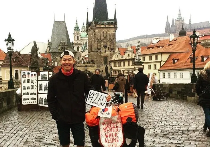 Na kole projel půlku světa, aby viděl šlágr Liverpoolu. Zápas nakonec sledoval v baru