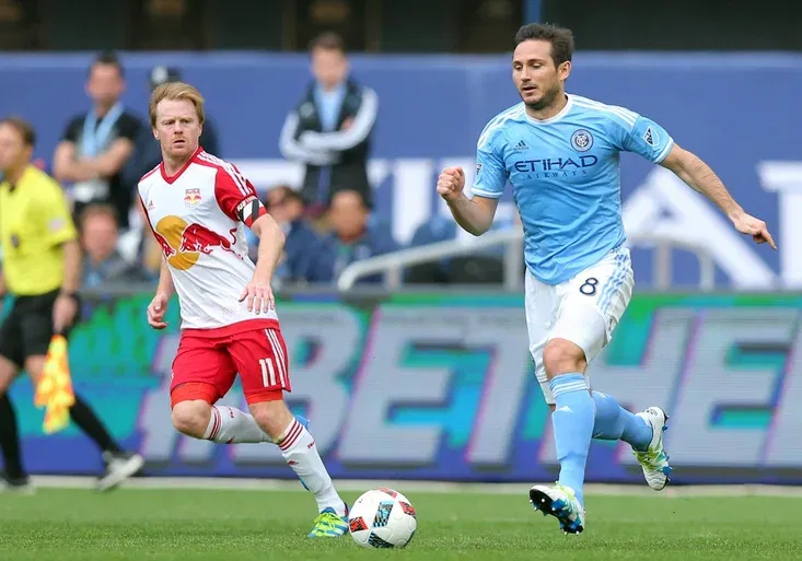 Housle a sbohem! Městský rival se s Lampardem rozloučil nečekaně drzým způsobem