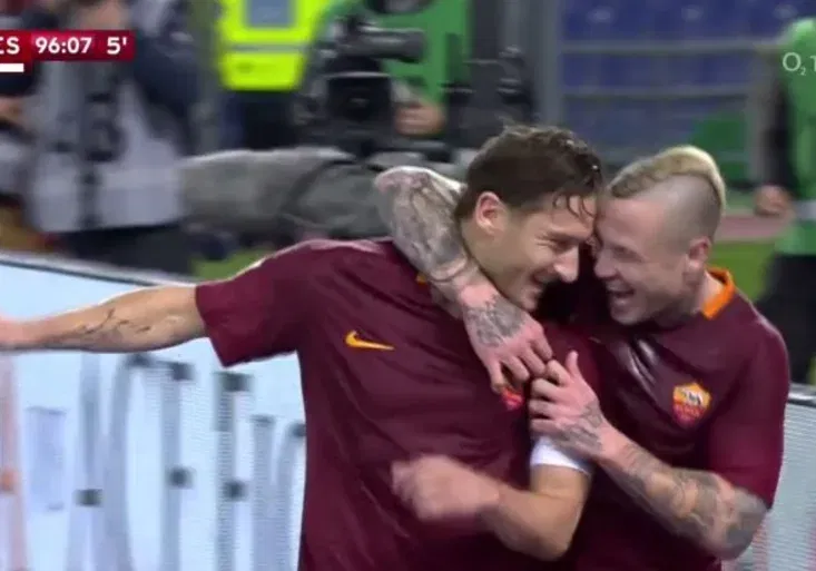 Král Francesco! TOTTI pobavil parádní patičkou, v 97. minutě rozhodl o postupu AS Řím