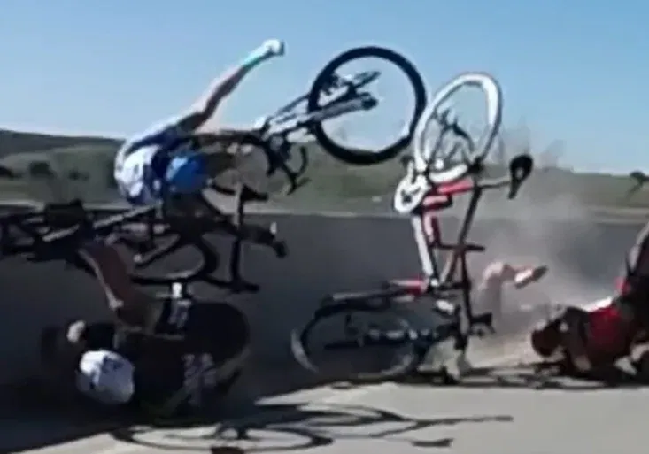 Děsivý finiš! Cyklista málem spadl z mostu, dalšího přejeli! Při tom tuhne krev v žilách!