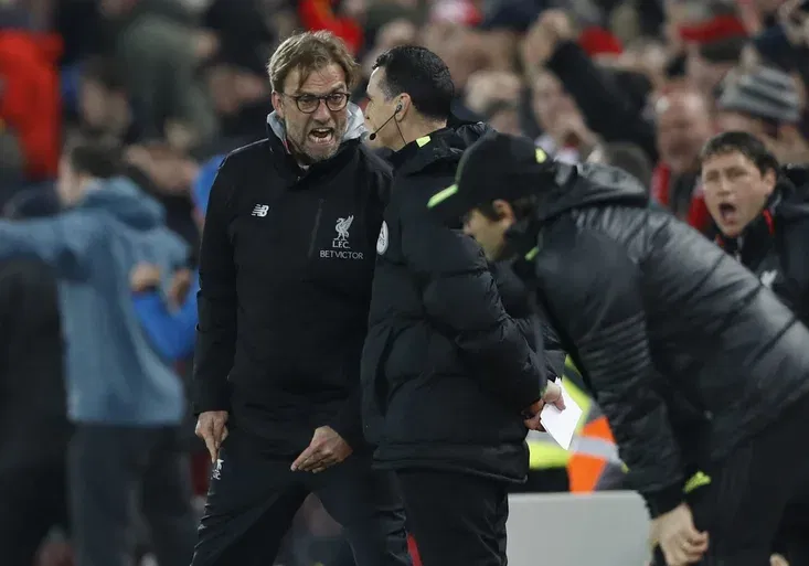 Přehnal to? Kloppa po Costově zahozené penaltě chytil amok a sjel rozhodčího! Co na něj řval?