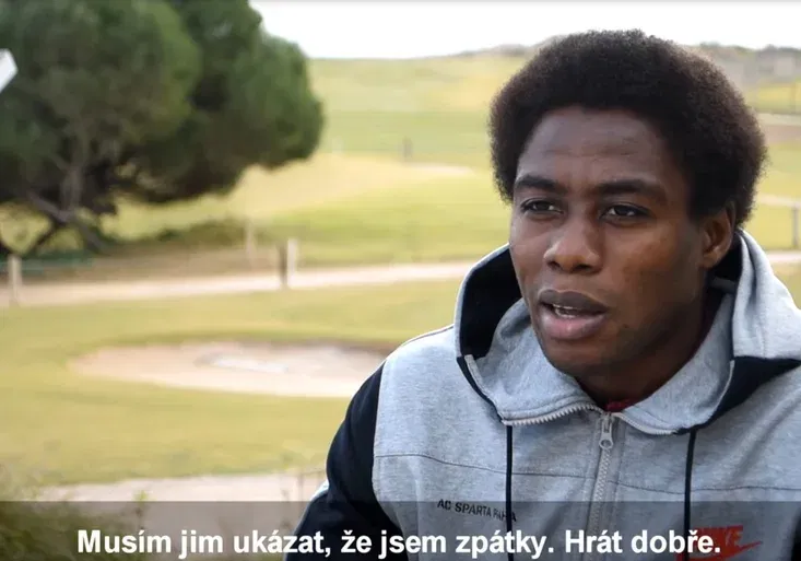 Konaté se omluvil fanouškům Sparty. Který spoluhráč mu pomohl zpátky do týmu?