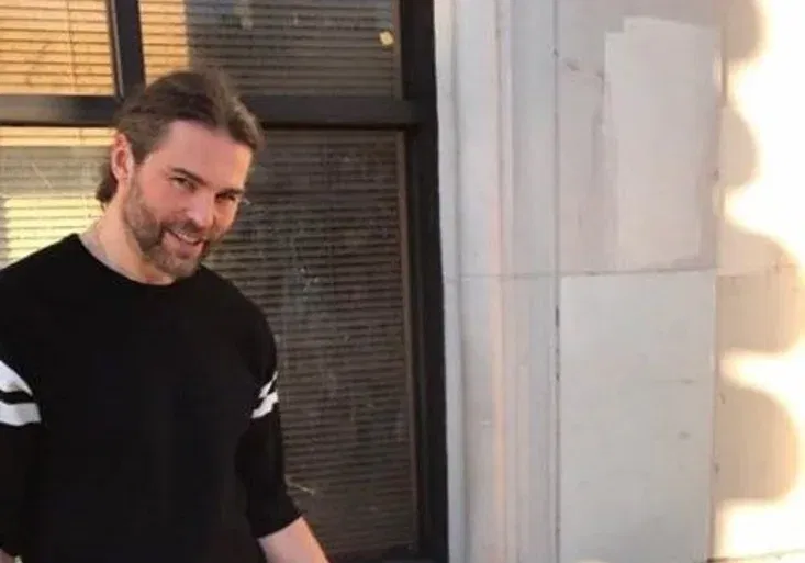 Jágr baví hokejovou rodinu! U fotky s bezdomovcem rozdával rady do manželství. Co na to Veronika?