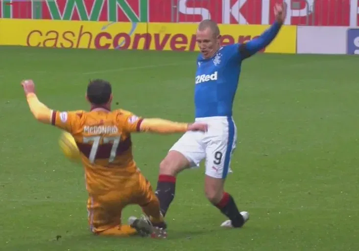 Řezničina ve Skotsku! Stačilo 26 minut a padly 2 brutální červené! Co na ně říkáte?