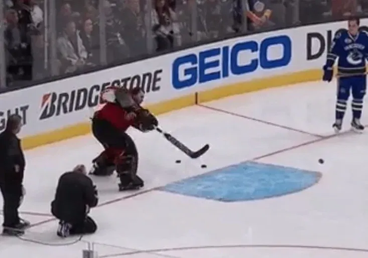 WOW! Brankář Smith dal na All-Star Game gól přes celé hřiště, jaký jste ještě neviděli!