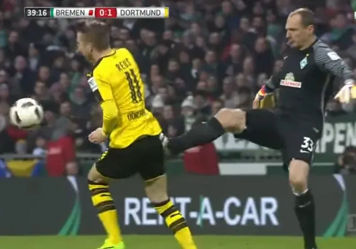 Drobný brutálně sejmul Reuse a dostal 3 zápasy! Je to málo, nebo moc?