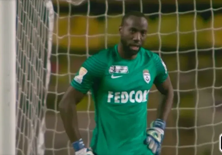 Prodal zápas? Minela jako ze žáčků stála outsidera finále! Jak brankář daroval gól Falcaovi?