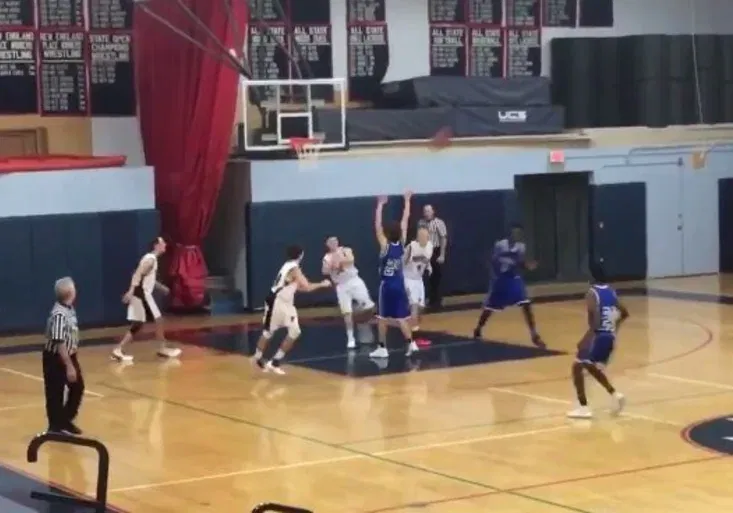 Životní trefa! Basketbalista předvedl v poslední vteřině zápasu zázračný kousek