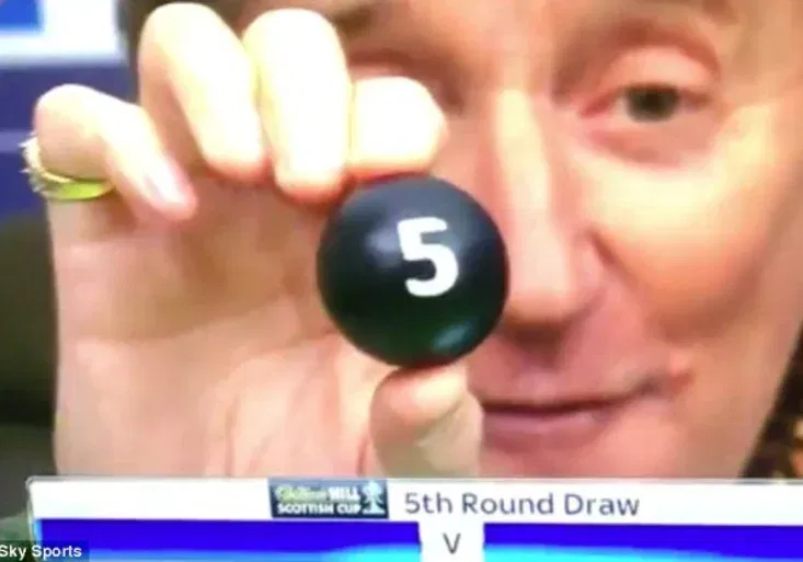 Neskutečná zábava! Zpěvák Rod Stewart pobavil při losování (nejen) celé Skotsko