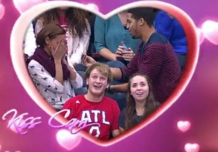 Kde je ten prstýnek?!? Basketbalová žádost o ruku se změnila v nevídanou grotesku