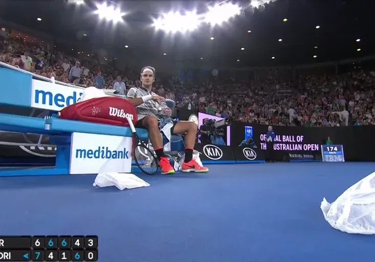 "Pan dokonalý" ztratil nervy! Roger Federer kolem sebe nadělal pěkný nepořádek