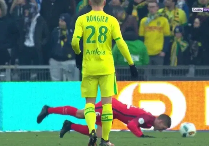 Co to nacvičoval? Kujón Verratti byl za svou hlavičkovou fintu odměněn kartou