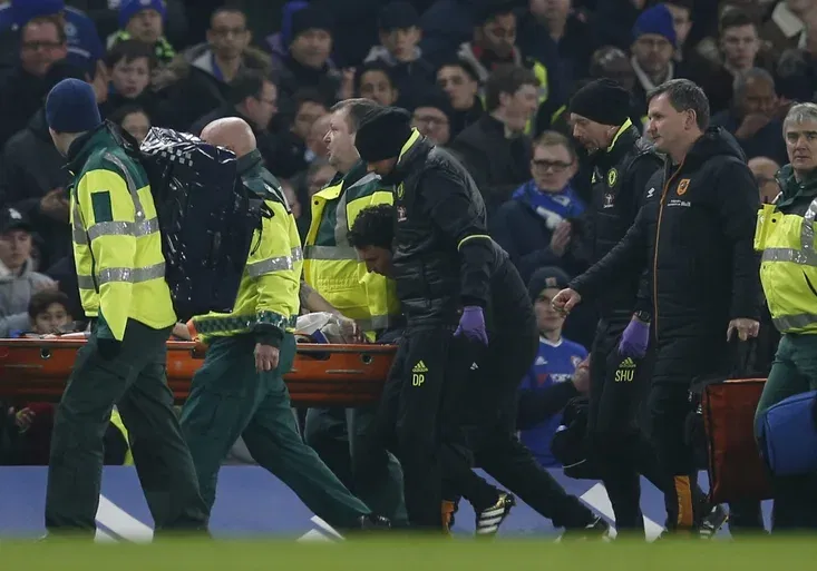 Hrůza v Premier League: Buldozer Cahill sestřelil soupeře, Masonovi praskla lebka