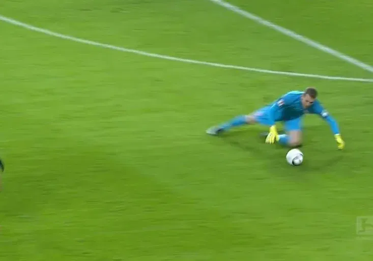 Nejkomičtější zkrat sezony? Zmatený brankář Hrádecký viděl červenou hned ve 3. minutě