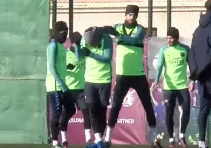 Nejstarší fotbalový vtípek na světě? Neymar a Suárez vyškolili na tréninku Piquého!