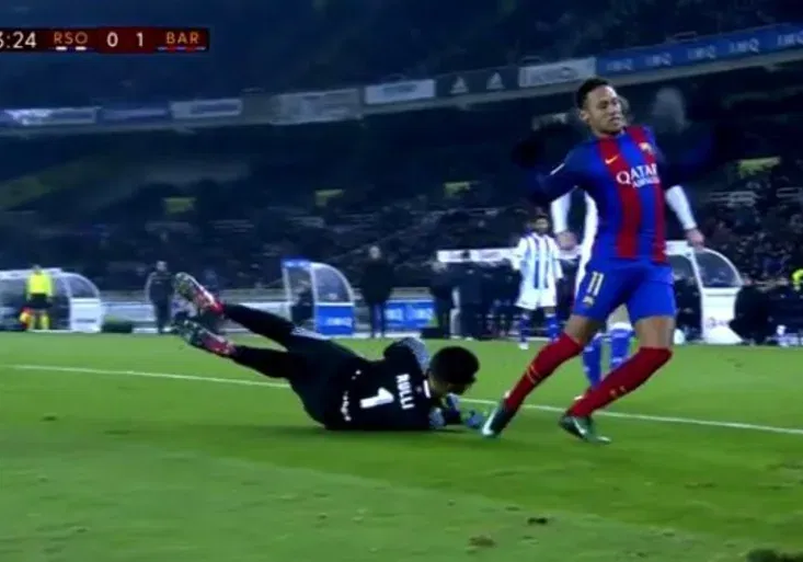 Neymarova divadelní etuda: Chtěl si vymodlit další penaltu, divil se žluté kartě