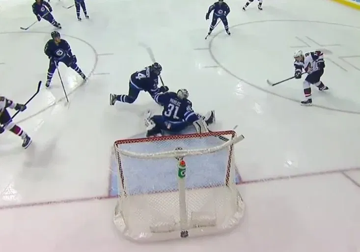 Ondřej Pavelec je zpět! Vykouzlil parádní zákrok, fanoušci skandovali jeho jméno!