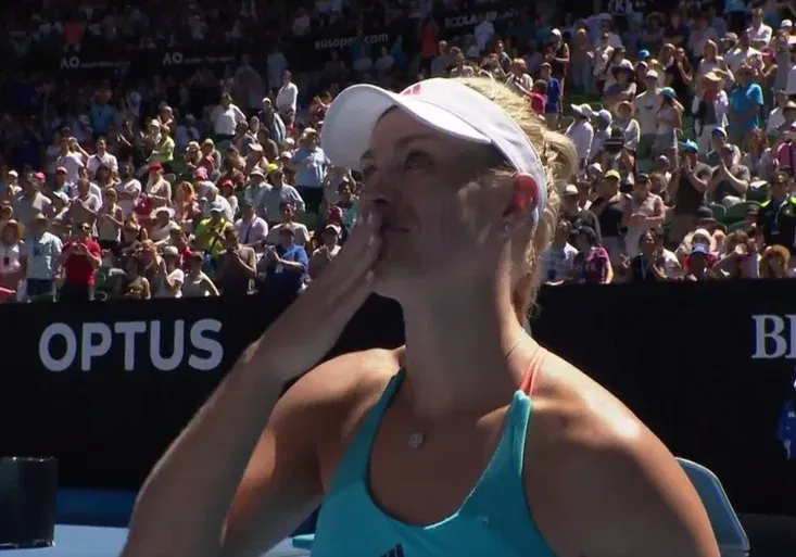 To byla paráda! Jaký dárek dostala od fanoušků přímo na kurtu světová jednička Kerberová? (PROGRAM VYSÍLÁNÍ NA ČTVRTEK)