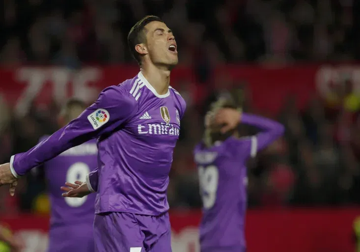 Rekordní sérii Realu ukončila Sevilla! Vzteklý RONALDO házel po soupeři míč!