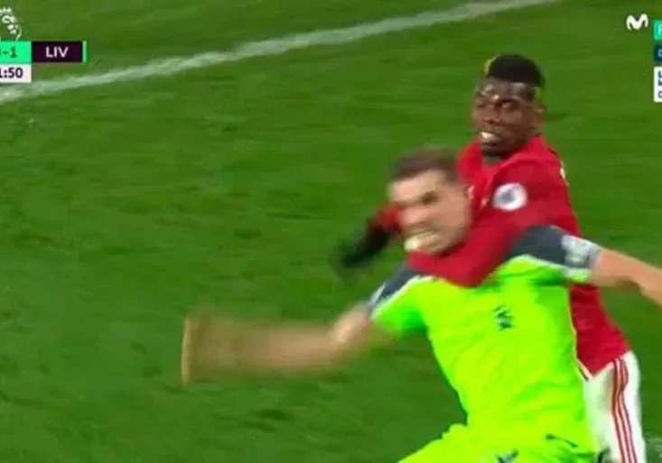 Pogba jako wrestler! Měl jít v duelu s Liverpoolem předčasně pod sprchy?