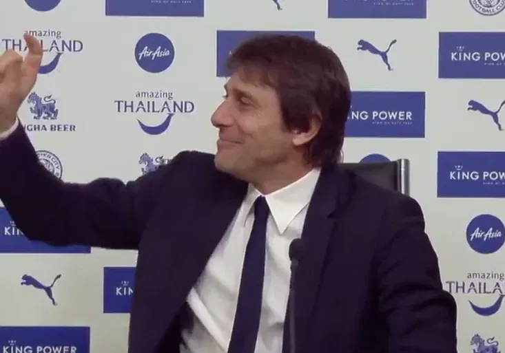 Kouč Chelsea Conte baví internet! Jak žadonil na tiskovce o dortík! Dostal ho?