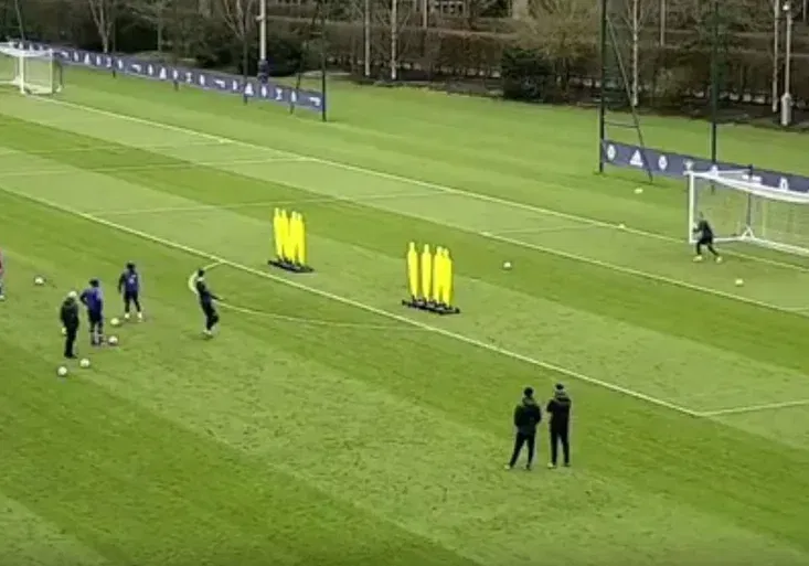 Courtoisova paráda! Jak úžasně kope Čechův nástupce v Chelsea přímáky?