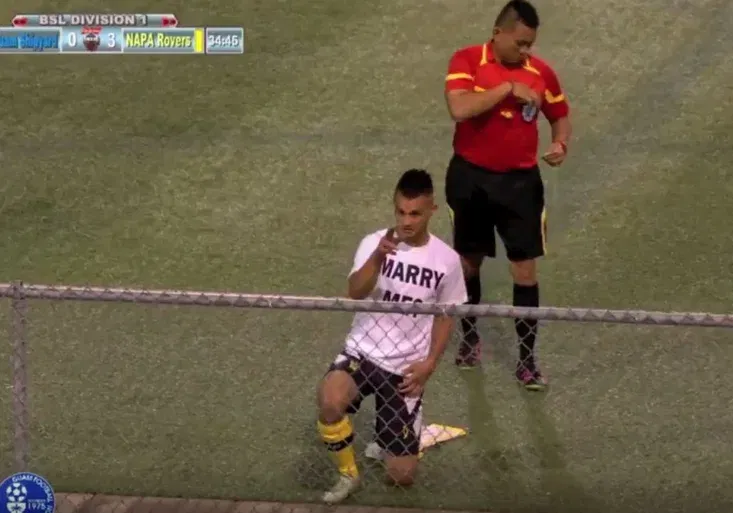 Totální úlet rozhodčího! Geniální žádost o ruku po nádherném gólu ocenil kartou!