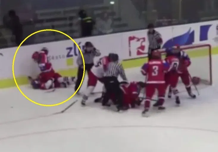 Brutální ruský útok na bezbrannou Češku! Nevídaná rvačka hokejových juniorek na MS!