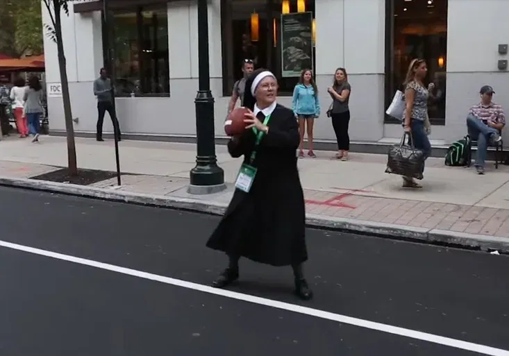 To jste neviděli! Jak jeptiška na ulici hrála americký fotbal a všechny zastínila!