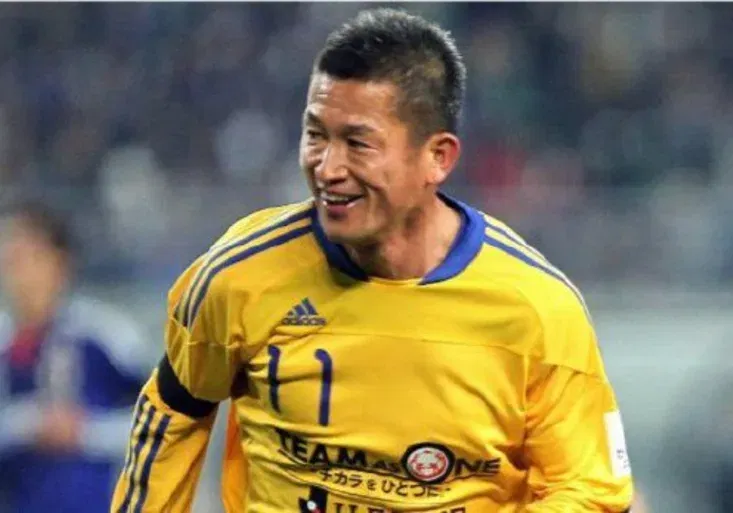 Nesmrtelný „král Kazu“ udivuje fotbalový svět! Jak válí padesátník?