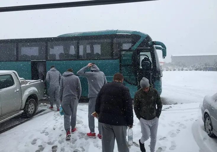 Nymburk bojuje v ZAMRZLÉM Řecku! Basketbalisté se na zápas Ligy mistrů trmácejí autobusem