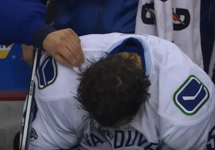 Prásk! Hokejistovi Vancouveru tahali kousky rozbité helmy z hlavy