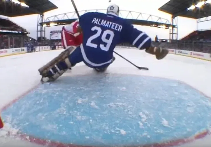 Brankářský dědeček předvedl haškovský zákrok. Zpět na nohy mu pomáhal rozhodčí