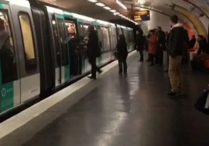 Rasisté před soudem. Jaký trest dostali fanoušci Chelsea za chování v pařížském metru?