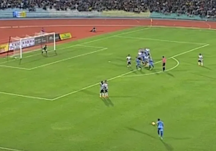 Gól roku 2016 padl v Malajsii. Z téhle šílené rány se brankáři točí hlava ještě teď