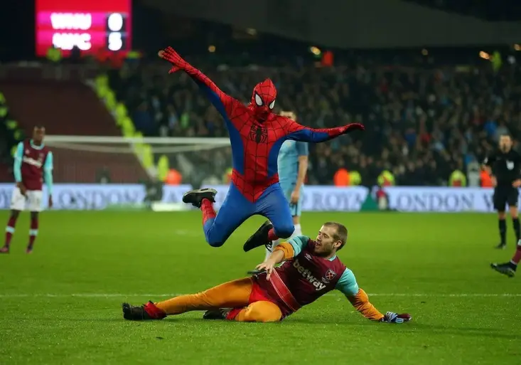 Spider-Man zasahuje! Nasimuloval penaltu během zápasu FA Cupu