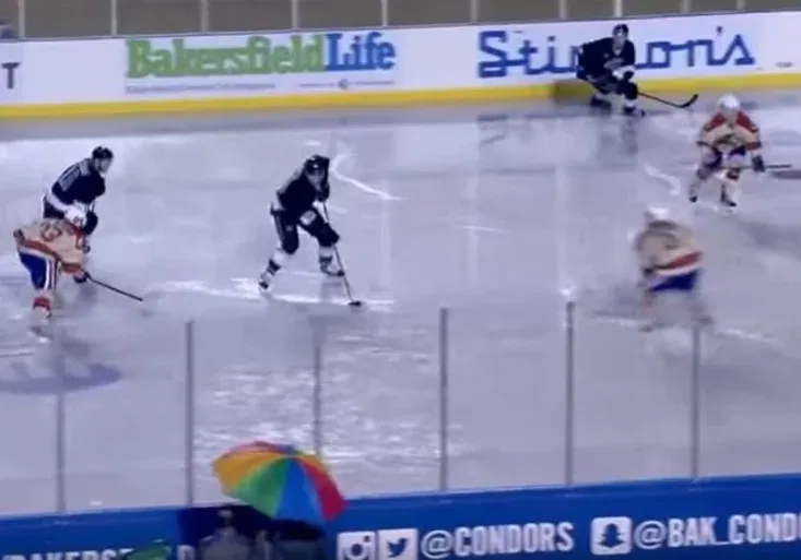 Je libo vodní hokej? Zápas pod širým nebem se hrál i v dešti, led se změnil v brouzdaliště