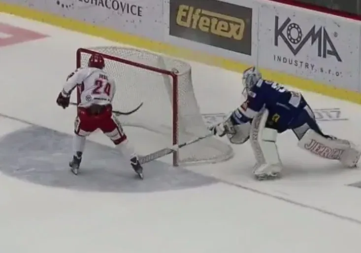 Nejsnadnější gól kariéry? Irglovi přiťukl brněnský gólman puk před prázdnou klec