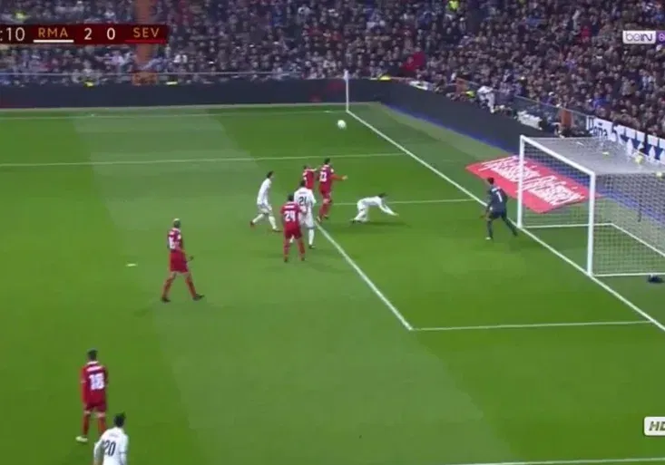 Podvodník James Rodríguez! Strčil do spoluhráče, vymodlil skandální penaltu pro Real