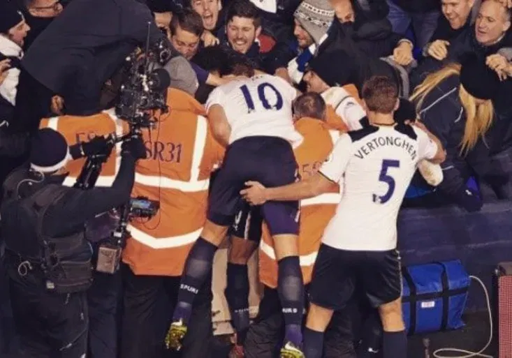 Trest za vášnivou oslavu!? Fanoušci Tottenhamu nesouhlasí se žlutou kartou pro Dele Alliho