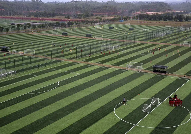 Čína útočí! Tady mají vyrůst fotbaloví šampioni. Podívejte se do akademie za 5 miliard!