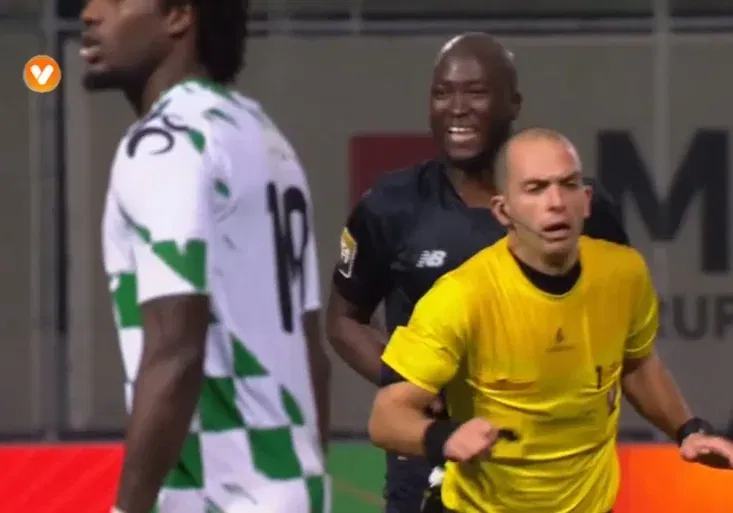 Nejbizarnější vyloučení, co jste viděli! Sudí naboural do hráče a dal mu za to druhou žlutou!