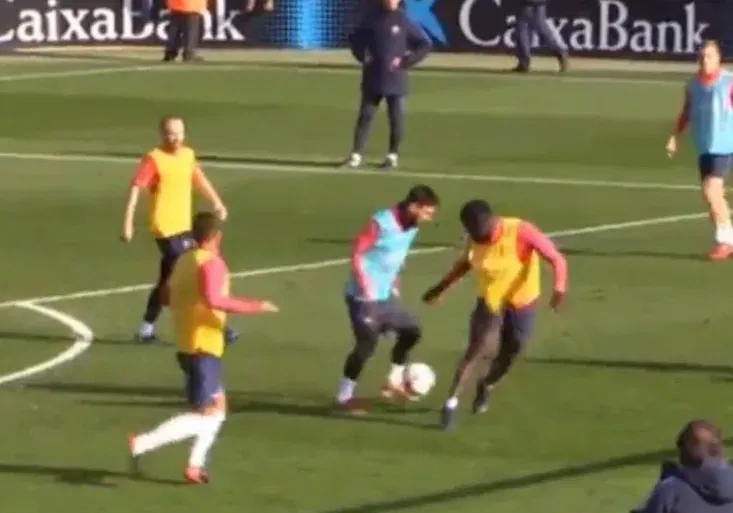 Je to génius! Messi si na tréninku Barcy povodil spoluhráče, při gólu zahrál na dvoje housle současně!