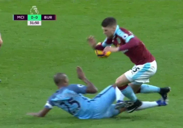 Přeskočilo mu? Blázen Fernandinho tímhle zákrokem za červenou oslabil City!