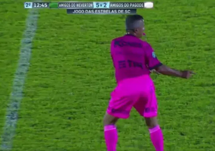 Nejbláznivější fotbalový rozhodčí! Podívejte se na kousky „růžového pantera“ z Brazílie