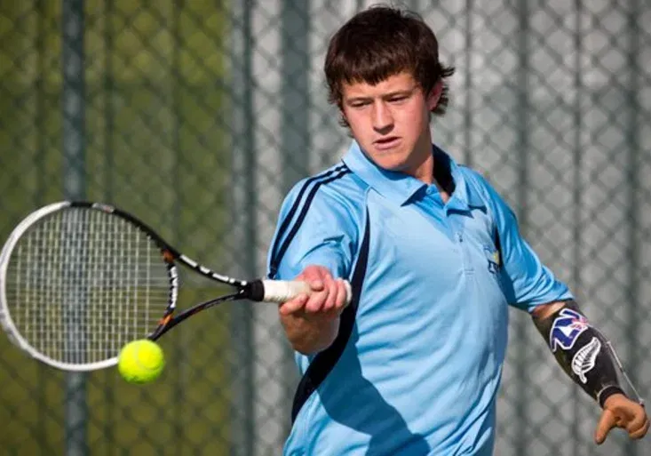 Jednoruký tenista se touží prosadit mezi profesionály. Jak mu to jde na kurtu?