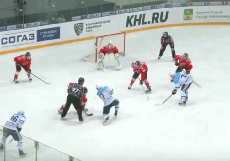 Ruská kulišárna! Útočník na nic nečekal a dal gól přímo z buly!